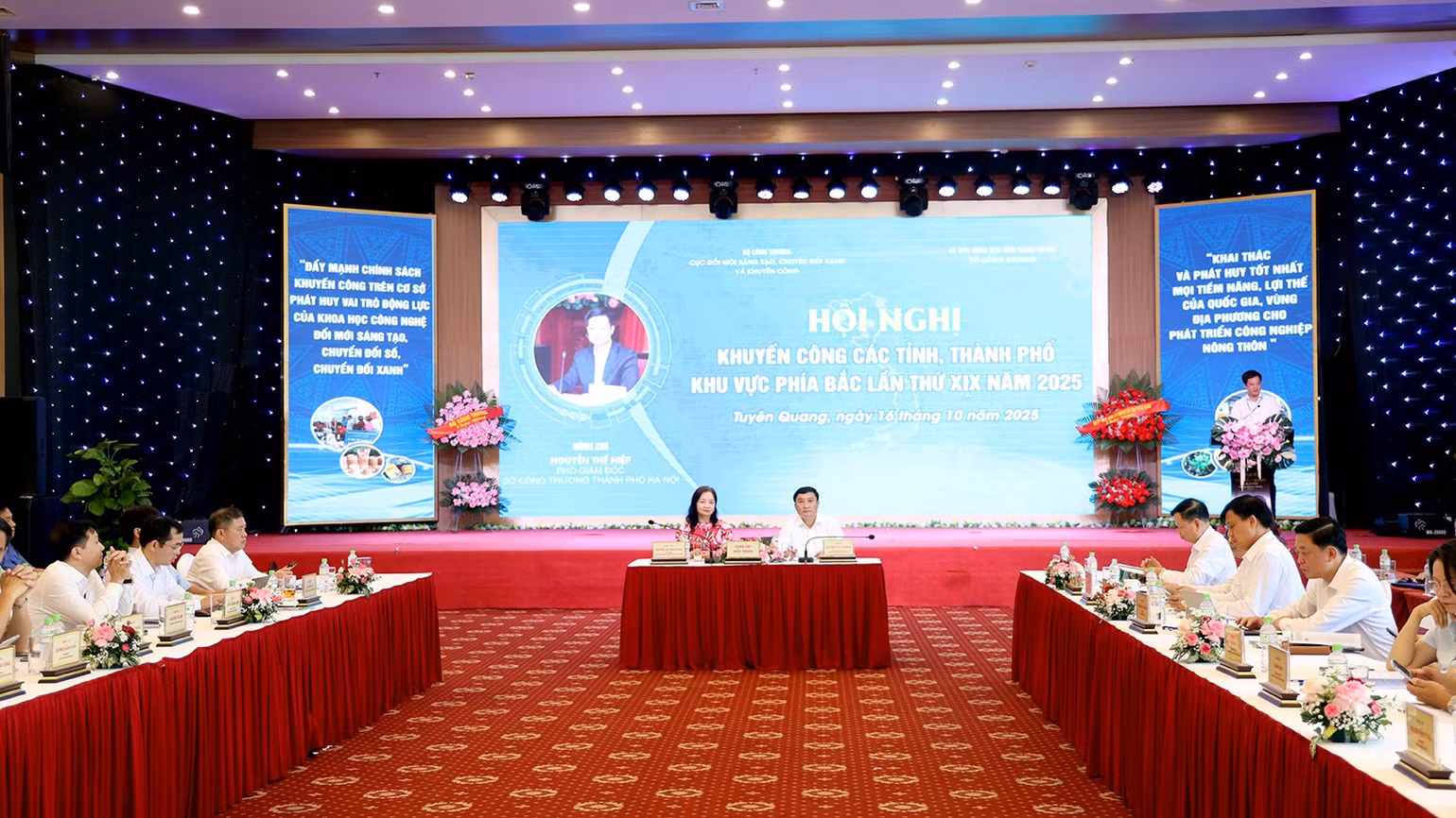 chu-tri-hoi-nghi.jpg