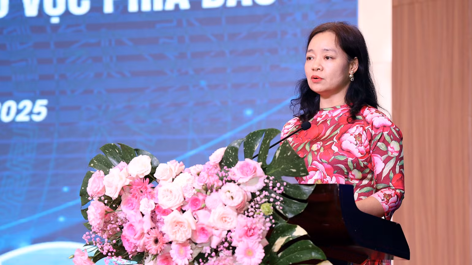 ba-nguyen-thi-lam-giang-phat-bieu-tai-hoi-nghi.jpg