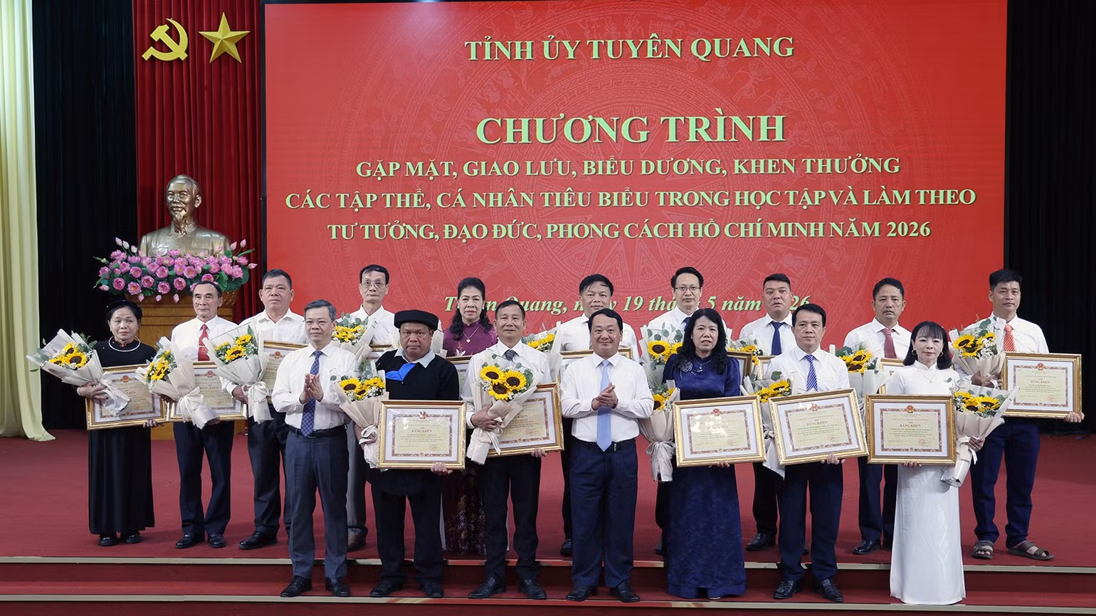 cac-dong-chi-lanh-dao-tinh-tuyen-quang-trao-bang-khen-cho-tap-the-co-thanh-tich-xuat-sac.jpg