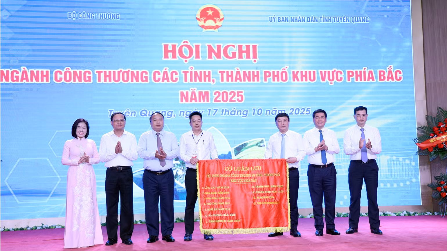 lanh-dao-bo-cong-thuong-va-lanh-dao-tinh-tuyen-quang-chung-kien-nghi-thuc-trao-co-dang-cai-hoi-nghi-nganh-cong-thuong-cac-tinh-thanh-pho-khu-vuc-phia-bac-nam-2026-cho-lanh-dao-so-cong-thuong-tinh-hai-phong.jpg