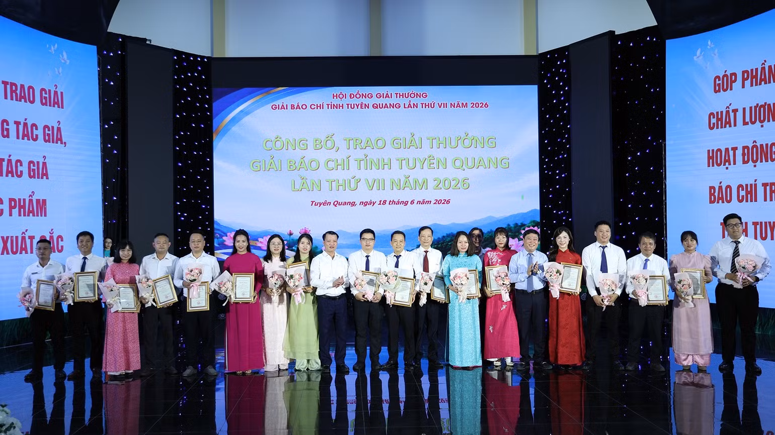 ban-to-chuc-trao-giai-c-cho-cac-tac-gia-nhom-tac-gia.jpg