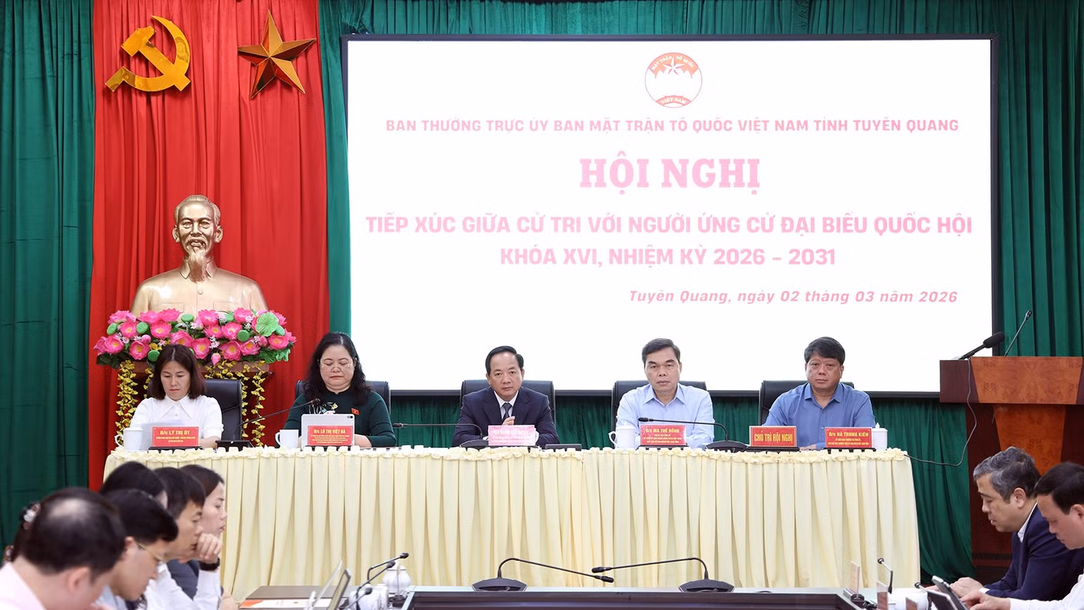 chu-tri-hoi-nghi.jpg