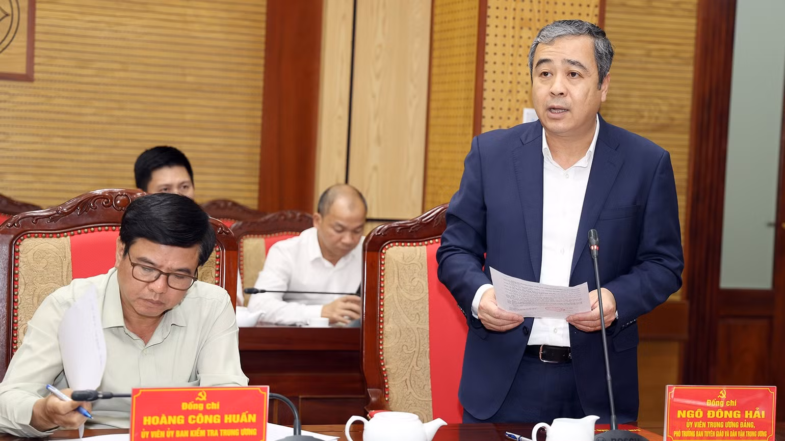 dong-chi-ngo-dong-hai-uy-vien-trung-uong-dang-pho-truong-ban-tuyen-giao-va-dan-van-trung-uong-cong-bo-quyet-dinh-kiem-tra-cua-bo-chinh-tri-ban-bi-thu-doi-voi-ban-thuong-vu-tinh-uy-tuyen-quang.jpg