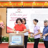 Nhiều tập thể, cá nhân trên địa bàn phường Móng Cái 1 ủng hộ người dân bị thiệt hại do bão số 1 gây ra.