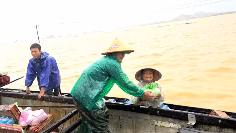 Bà Nguyệt Việt Hà ( tổ dân phố 2, Lợi Nông, xã Hương Thủy, thành phố Huế) vừa nhận hàng vừa niềm nở nói lời cảm ơn đoàn cứu trợ.