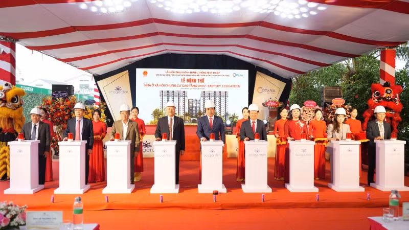 Các đại biểu thực hiện nghi thức bấm nút khởi công dự án.