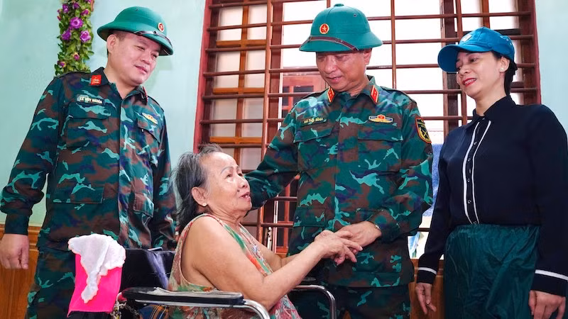 Trung tướng Hà Thọ Bình, Tư lệnh Quân khu 4 đến thăm, động viên và tặng quà cho nhân dân vùng bị ngập lụt.