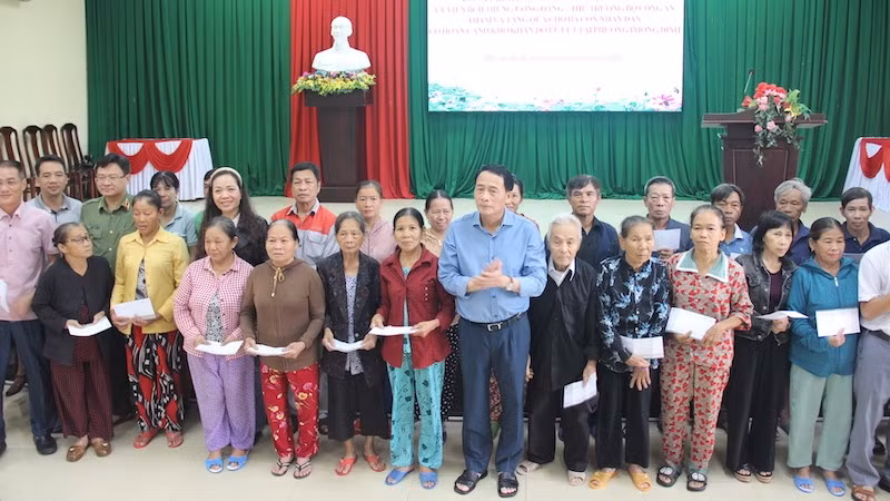 Thượng tướng Lê Quốc Hùng, Ủy viên Trung ương Đảng, Thứ trưởng Công an tặng quà cho các hộ dân bị thiệt hại cho mưa lũ tại thành phố Huế.