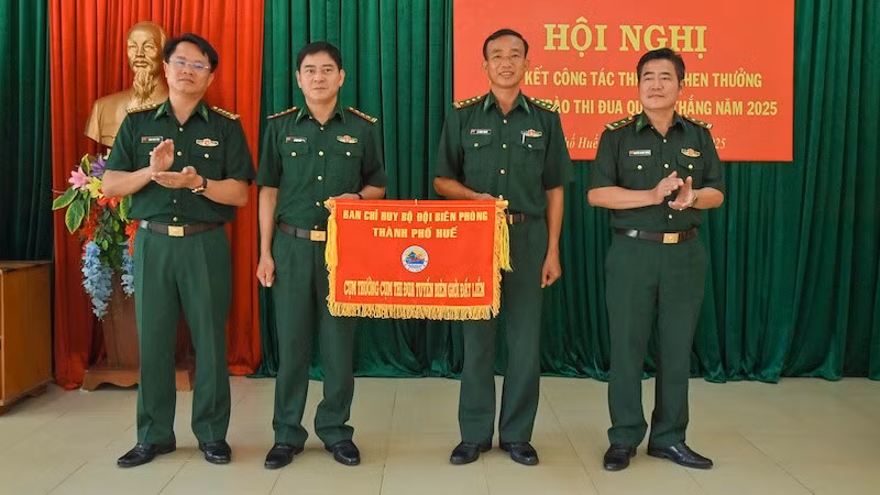 Bàn giao Cụm trưởng Cụm thi đua từ đồn Biên phòng cửa khẩu Hồng Vân cho đồn biên phòng Quảng Nhâm.