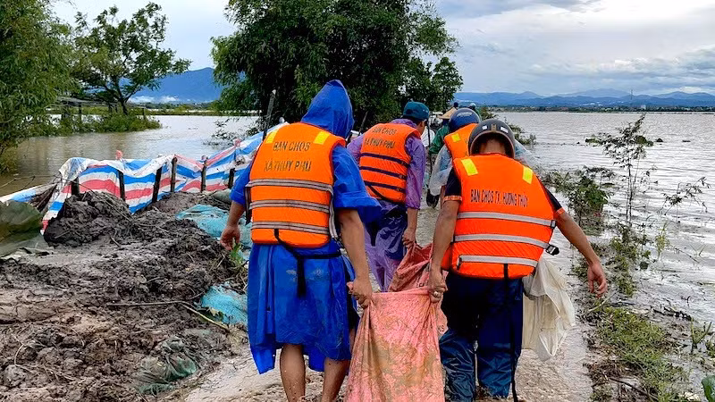 Lực lượng vũ trang tại thành phố Huế giúp dân ứng phó mưa lũ.
