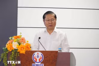 Thứ trưởng Bộ Giáo dục và Đào tạo Lê Tấn Dũng phát biểu tại hội thảo. (Ảnh:TTXVN)