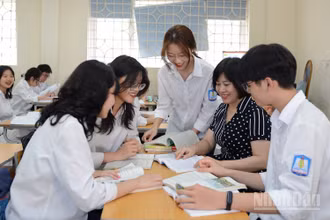 Thầy trò Trường THPT Nguyễn Gia Thiều. (Ảnh: THẾ ĐẠI)