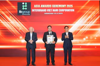 Ông Tony Nguyen - Giám đốc Quan hệ quốc tế IB Group Việt Nam nhận giải Top 10 Thương hiệu mạnh châu Á 2025.