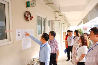 Giám đốc Sở Giáo dục và Đào tạo Hà Nội đi kiểm tra một điểm thi tại Kỳ thi tuyển sinh vào lớp 10 THPT năm học 2025-2026 (Ảnh minh hoạ: ĐẠI THẮNG)