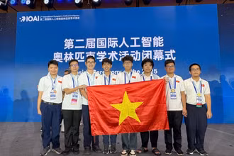 Đội tuyển IOAI Việt Nam 2025 (trái sang phải ảnh): Nguyễn Khắc Trung Kiên, Hoàng Công Bảo Long, Nguyễn Nhật Minh, Nguyễn Phú Nhân, Bùi Đàm Quân, Bùi Quang Nguyên, Nguyễn viết Trung Nhân, Nguyễn Hữu Tuấn.