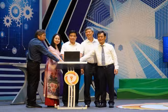 Quảng Nam phát động đẩy mạnh chương trình chuyển đổi số trong các cơ quan hành chính tại địa phương. (Ảnh: ĐÌNH TĂNG)