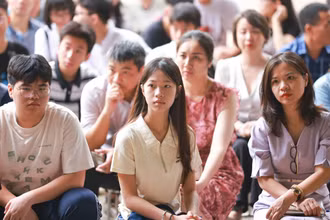 [Ảnh] Các nhà trường gặp gỡ, giải đáp câu hỏi cho học sinh trúng tuyển lớp 10 