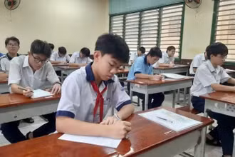 Thí sinh tham gia kỳ thi tuyển sinh vào lớp 10 năm học 2026-2027 của Thành phố Hồ Chí Minh. (Ảnh: CAO TÂN)