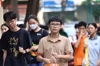 Thí sinh tham dự Kỳ thi vào lớp 10 Trường THCS và THPT Nguyễn Tất Thành năm học 2025-2026, sáng 14/6. 