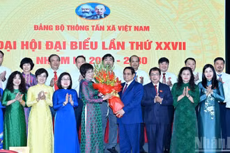 Thủ tướng Phạm Minh Chính tặng hoa chúc mừng Ban Chấp hành Đảng bộ Thông tấn xã Việt Nam, nhiệm kỳ 2025-2030.