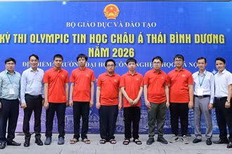 Sáu thí sinh (mặc áo đỏ) đoạt Huy chương Vàng và Bạc Olympic Tin học châu Á-Thái Bình Dương năm 2026.