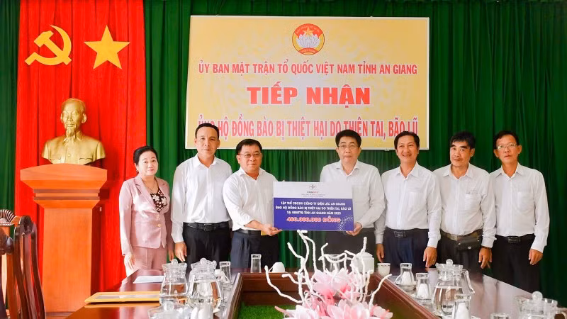 Lãnh đạo Công ty Điện lực An Giang trao bảng tượng trưng kinh phí hỗ trợ đồng bào bị thiệt hại do thiên tai, bão lũ tại Ủy ban Mặt trận Tổ quốc Việt Nam tỉnh An Giang.