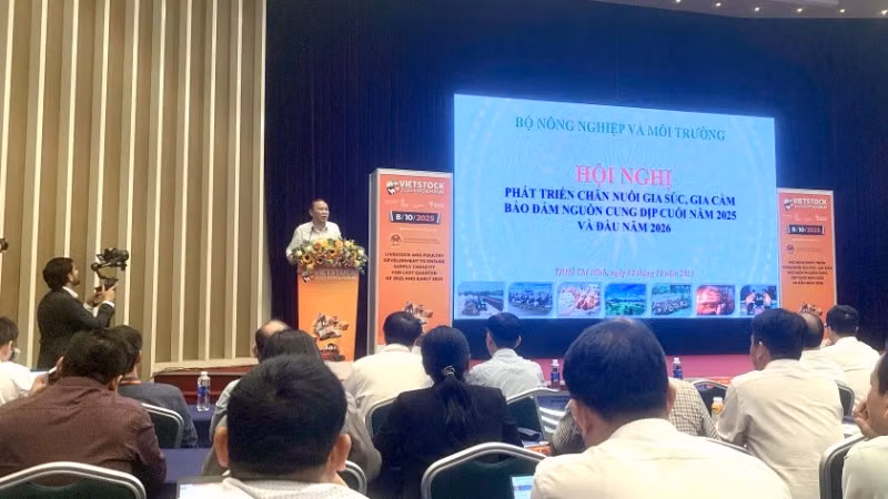 Quang cảnh hội nghị phát triển chăn nuôi gia súc, gia cầm bảo đảm nguồn cung dịp cuối năm 2025 và đầu năm 2026 do Bộ Nông nghiệp và Môi trường tổ chức.