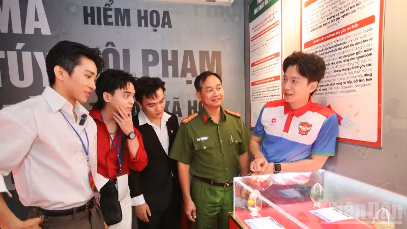 Các đại biểu xem phần trưng bày các loại ma túy và tác hại của ma túy. 