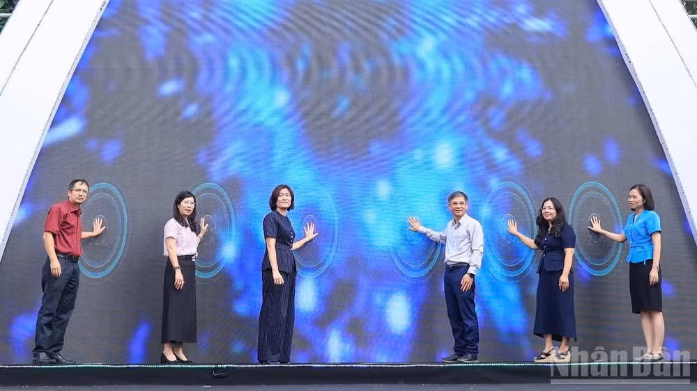 Đại diện Ban Tổ chức cùng các đại biểu thực hiện nghi thức khai mạc Festival tân sinh viên chuyển đổi xanh 2026. (Ảnh: TẠ HẢI)