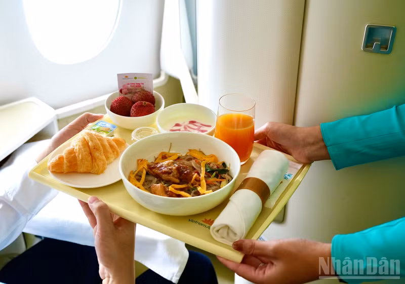 ndo_br_suat-an-hang-thuong-gia-cua-vietnam-airlines-duoc-bo-sung-mon-trang-mieng-la-vai-trung-hung-yen-dac-san-mua-he-dong-bang-bac-bo.png