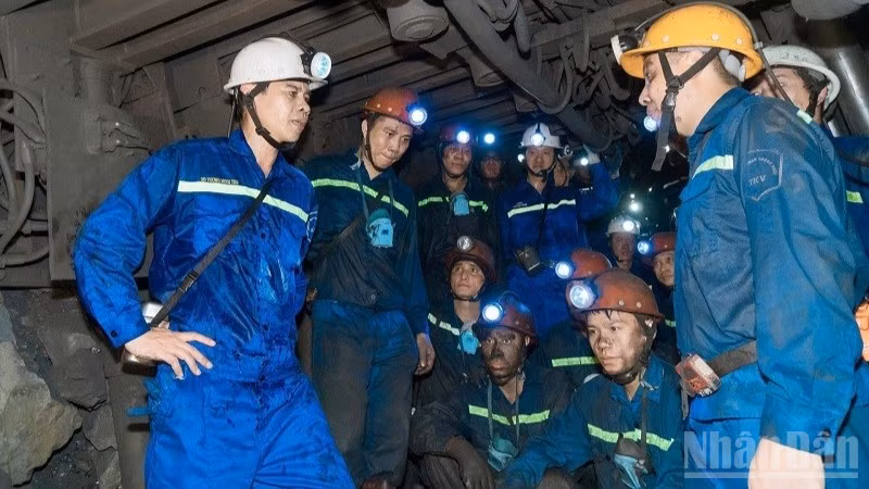 Lãnh đạo Công ty Than Thống Nhất-TKV kiểm tra sản xuất và động viên cán bộ, công nhân làm việc trong hầm lò.