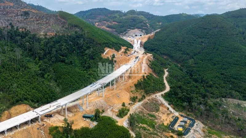 Gói thầu XL1 là đoạn khó nhất trên toàn tuyến Khánh Hòa-Buôn Ma Thuột, gồm 5,6km đường, 10 cầu (trong đó 4 cầu cấp 1) và hầm Phượng Hoàng dài 1,7km, là hầm cấp đặc biệt và dài nhất trong số 4 hầm trên toàn tuyến dự án. (Ảnh: HUY VŨ)
