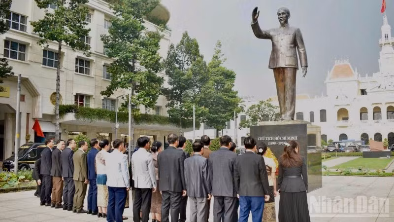 Đoàn đại biểu Đảng bộ, Chính quyền tỉnh Hủa Phăn tổ chức dâng hoa tại Tượng đài Chủ tịch Hồ Chí Minh.