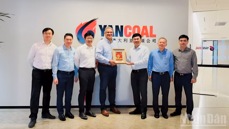 Chủ tịch Hội đồng thành viên TKV Ngô Hoàng Ngân (thứ 3 từ phải sang) thăm và làm việc tại Công ty Yancoal (Australia).
