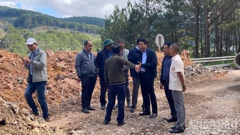 Đoàn công tác của Cục Đường bộ Việt Nam kiểm tra, đánh giá toàn bộ các điểm sạt lở để có phương án khắc phục toàn diện.