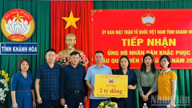 Đại diện lãnh đạo TKV trao 2 tỷ đồng hỗ trợ tỉnh Khánh Hòa góp phần khắc phục hậu quả thiên tai mưa lũ.