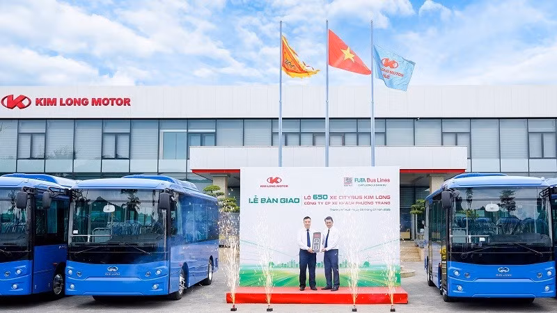 Đại diện hai doanh nghiệp làm lễ bàn giao xe thương hiệu Kim Long (Ảnh: Ban tổ chức cung cấp)