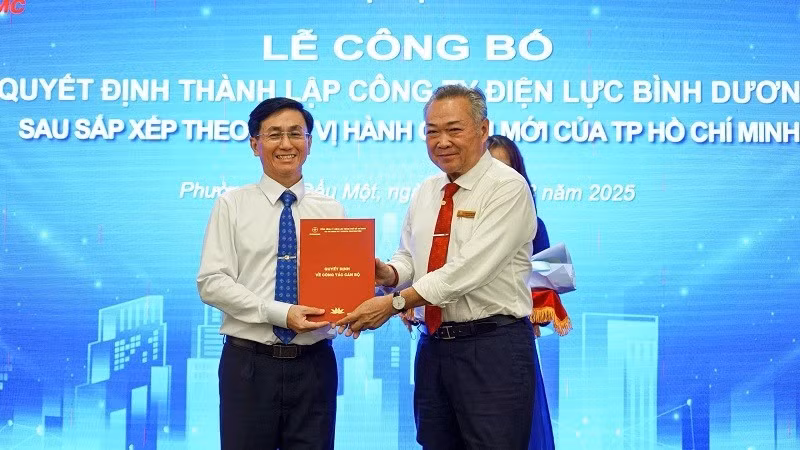 Bí thư Đảng ủy EVNHCMC Phạm Quốc Bảo (phải) trao quyết định thành lập công ty Điện lực Bình dương (trực thuộc EVNHCMC) tại buổi lễ.