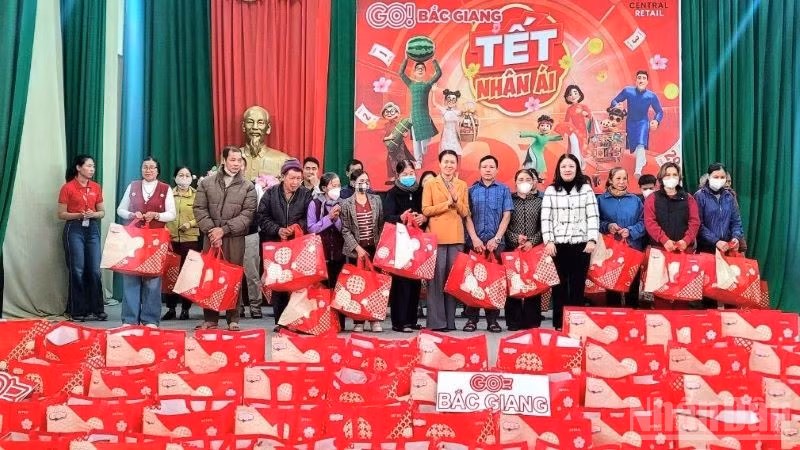 Đại diện Ban Giám đốc GO! Bắc Giang phối hợp chính quyền địa phương trao quà Tết nhân ái cho các hộ gia đình khó khăn.