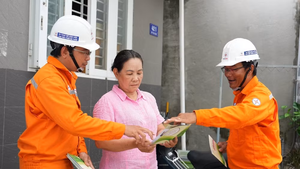 Nhân viên Công ty Điện lực Đất Đỏ trực tiếp tuyên truyền, hướng dẫn người dân các biện pháp sử dụng điện an toàn trong mùa mưa bão. (Ảnh: DUY ĐOÀN)