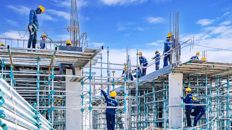 Công nhân thi công một dự án phía nam Thành phố Hồ Chí Minh. 