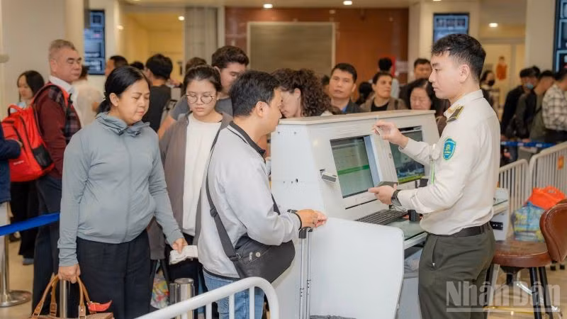 Hành khách làm thủ tục kiểm tra an ninh tại Cảng Hàng không quốc tế Nội Bài.