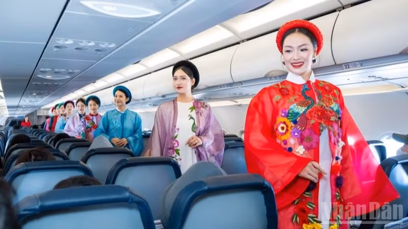 Với chủ đề “Hoa khổng tước cất cánh”, chương trình được tổ chức dưới hình thức fashion show trên máy bay.