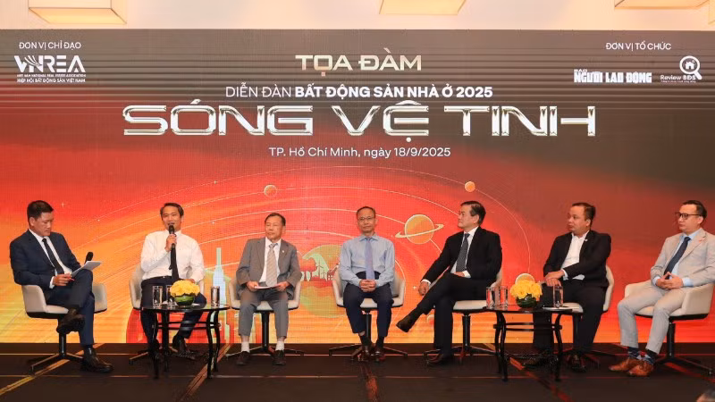 Các chuyên gia, đại diện các đơn vị trao đổi tại diễn đàn. (Ảnh: HOÀNG TRIỀU)