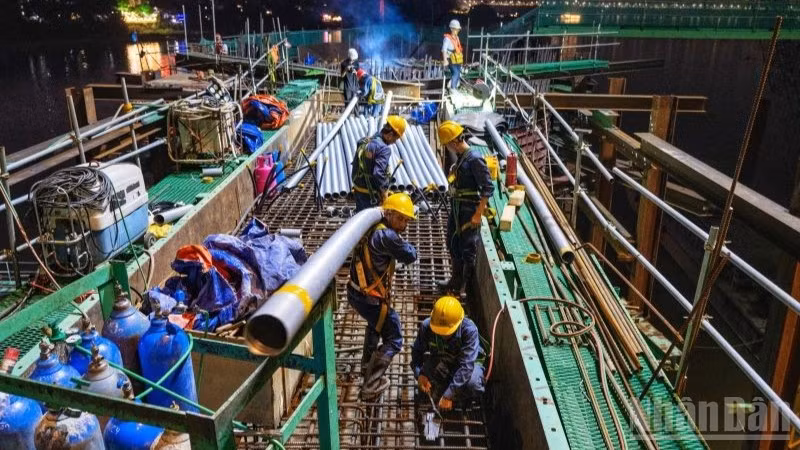 Nhịp độ thi công cầu Trần Hưng Đạo đang được các đơn vị chủ đầu tư và nhà thầu đẩy nhanh, phấn đấu hoàn thành đi vào khai thác giữa năm tới. (Ảnh: ÁNH DƯƠNG)