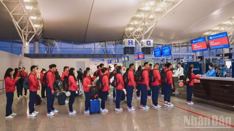 ndo_br_3-doan-the-thao-viet-nam-lam-thu-tuc-tai-khu-vuc-uu-tien-cua-vietnam-airlines-tai-san-bay-noi-bai-truoc-gio-len-duong-thi-dau-tai-sea-games-33-2930.jpg