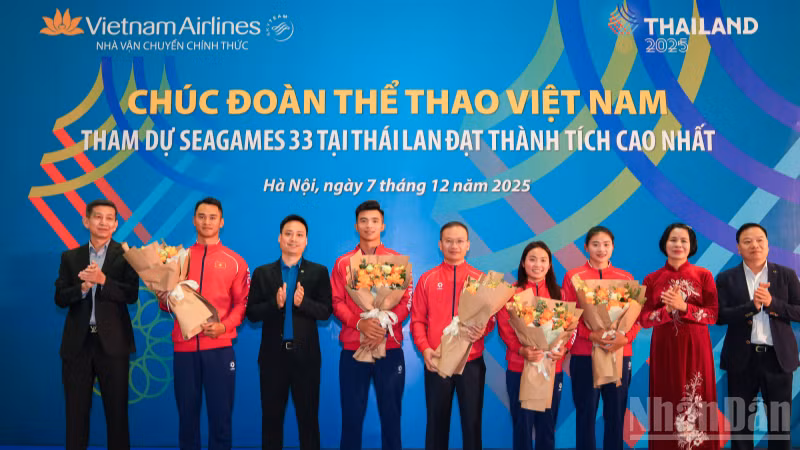 Đại diện Vietnam Airlines tặng hoa chúc mừng và động viên các vận động viên tại lễ tiễn đoàn trước giờ khởi hành tham dự SEA Games 33 tại Thái Lan.