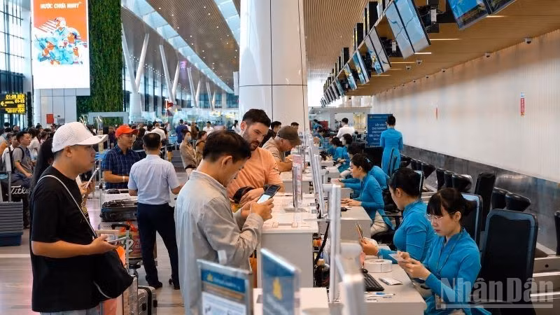 Từ ngày 25/8 tới đây, Vietnam Airlines Group (gồm các hãng Vietnam Airlines, Pacific Airlines và Vasco) sẽ mở bán vé Tết Đinh Mùi, với gần 3,7 triệu chỗ trên toàn mạng bay nội địa và quốc tế, tăng 11% so với cao điểm Tết 2026. (Ảnh: THẾ SƠN)