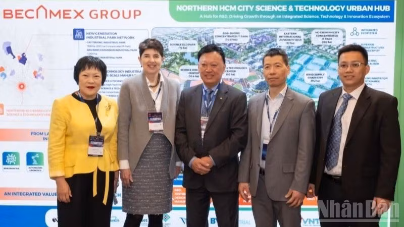 Trái sang phải: Bà Sunny Yang, Phó Chủ tịch Ban Quan hệ Quốc tế Monash; Giáo sư Robyn Ward, Monash; ông Francis Wong, đại diện Becamex IDC; Giáo sư Vũ Hải, Monash và ông Kiều Mạnh Kha, Becamex. (Ảnh: Đại học Monash)