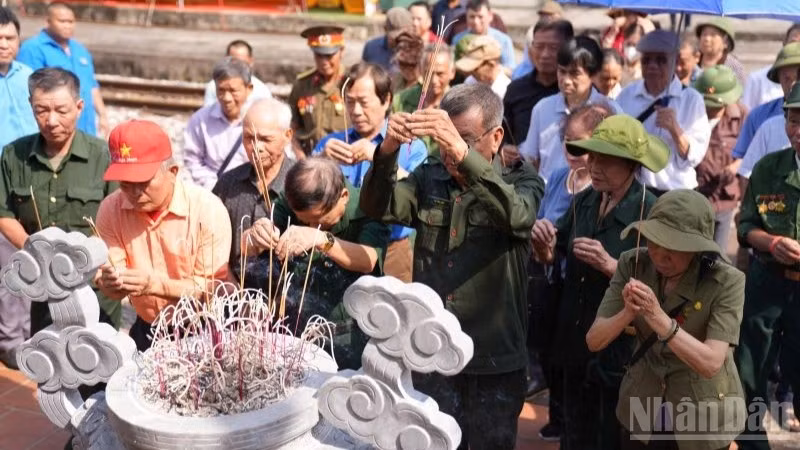 Những cựu thanh niên xung phong, thân nhân liệt sĩ dâng hương nhân 60 năm ngày "giỗ trận" ga Núi Gôi. (Ảnh: NHẬT MINH)